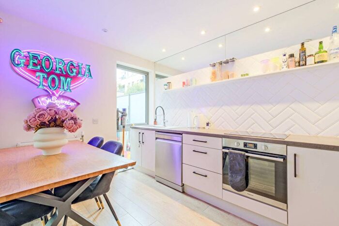 2 Bedroom Flat For Sale In Felix Point, Tower Hamlets, London, E14