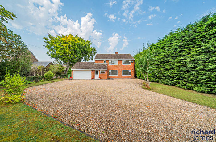 4 Bedroom Detached House For Sale In Hollow Way, Bradenstoke, SN15