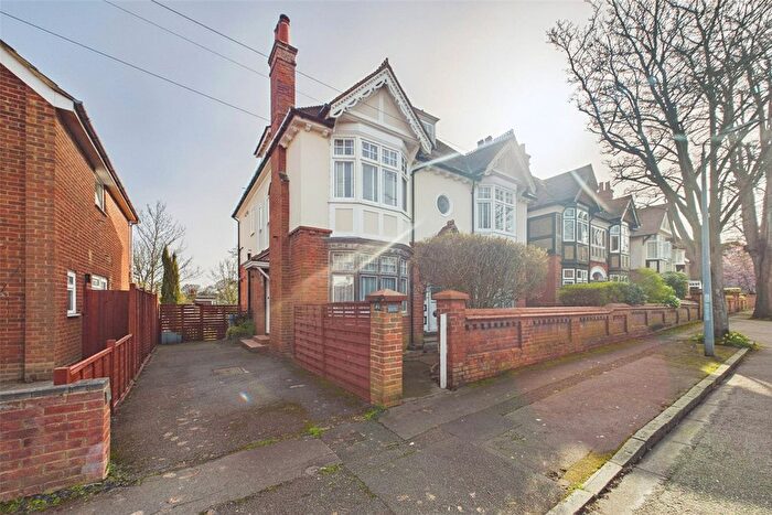 3 Bedroom Maisonette For Sale In Laburnham Road, Maidenhead, Berkshire, SL6
