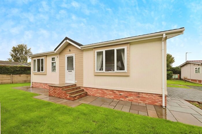 2 Bedroom Mobile/park Home For Sale In Lawn Lane, Coven, Wolverhampton, WV9