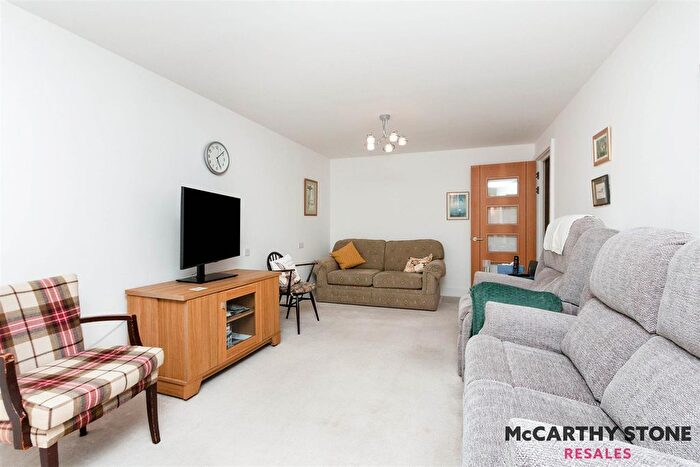 2 Bedroom Flat For Sale In Kings Place, Fleet Road, Fleet, GU51