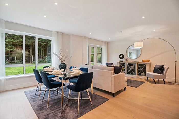 2 Bedroom Flat For Sale In Packhorse Road, Gerrards Cross, Buckinghamshire, SL9