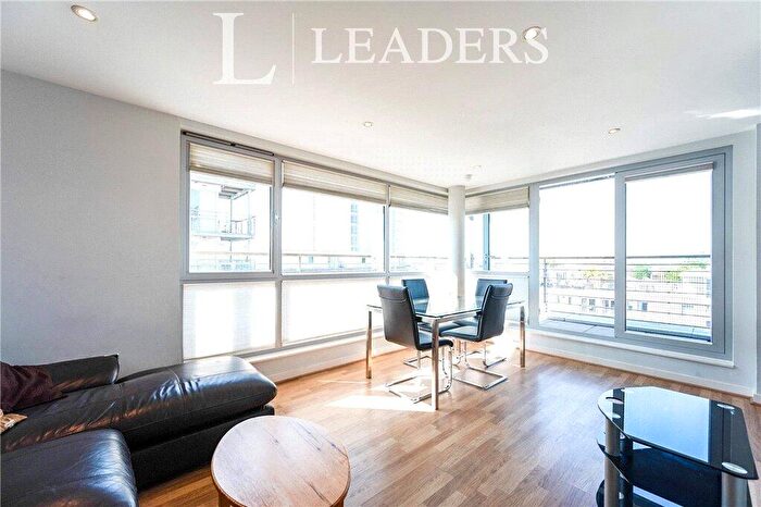 2 Bedroom Apartment For Sale In Cross Street, Portsmouth, Hampshire, PO1