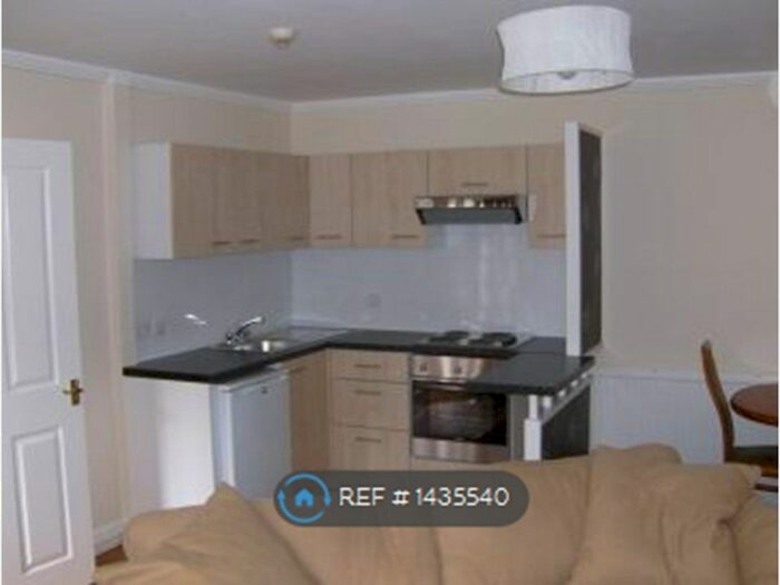 2 Bedroom Flat To Rent In Regent Park Terrace, Leeds, LS6