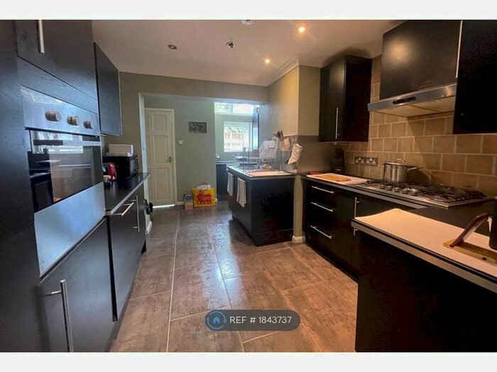 4 Bedroom Semi-Detached House To Rent In Farnan Avenue, London, E17