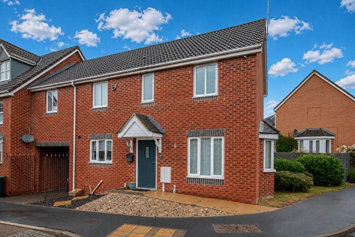 3 Bedroom Link Detached House For Sale In Vicarage Road, Rushden, NN10