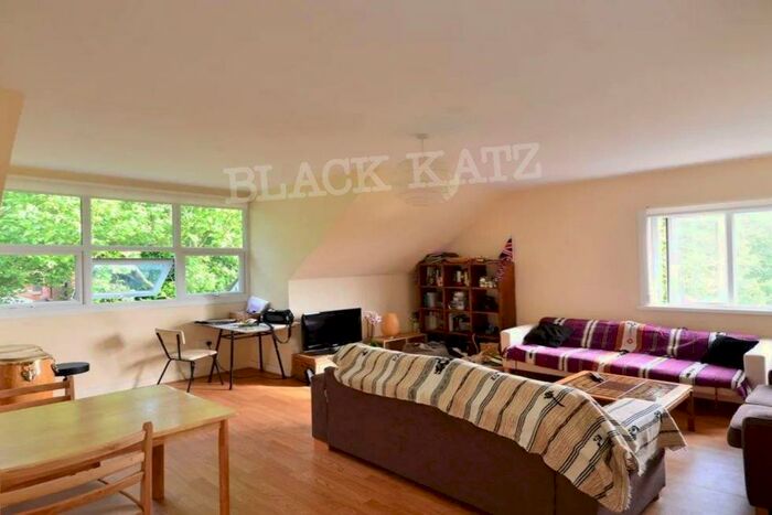 3 Bedroom Flat To Rent In Mount View Road, N4