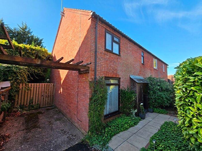 3 Bedroom Semi-Detached House For Sale In Hampson Close, Milton Keynes, MK13