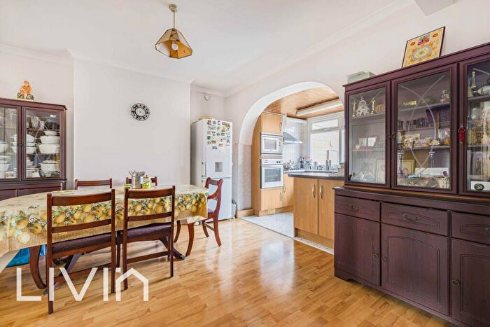 3 Bedroom End Of Terrace House For Sale In Mitcham Road, Croydon, Surrey, CR0