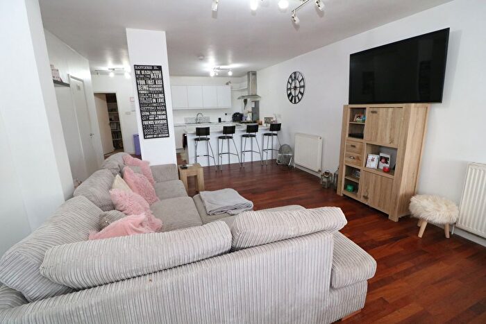 2 Bedroom Flat To Rent In Middle Street, Brockham, Betchworth, RH3