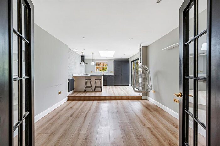 3 Bedroom Flat To Rent In Grove Road, London, W3