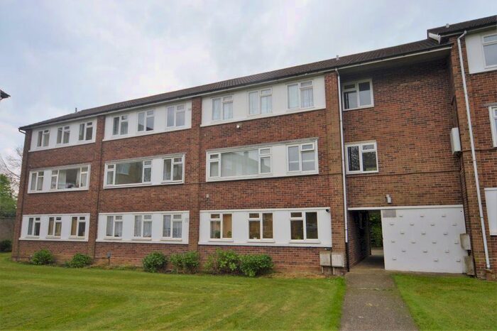 1 Bedroom Flat To Rent In The Ridgeway, St Albans, AL4