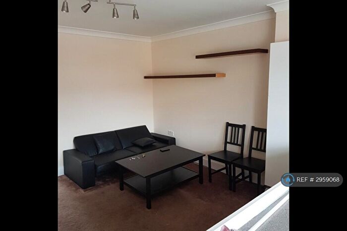 2 Bedroom Flat To Rent In Darkes Lane, Potters Bar, EN6