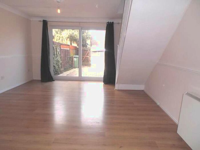 3 Bedroom Property To Rent In Ashdale Close, Staines-upon-thames, TW19