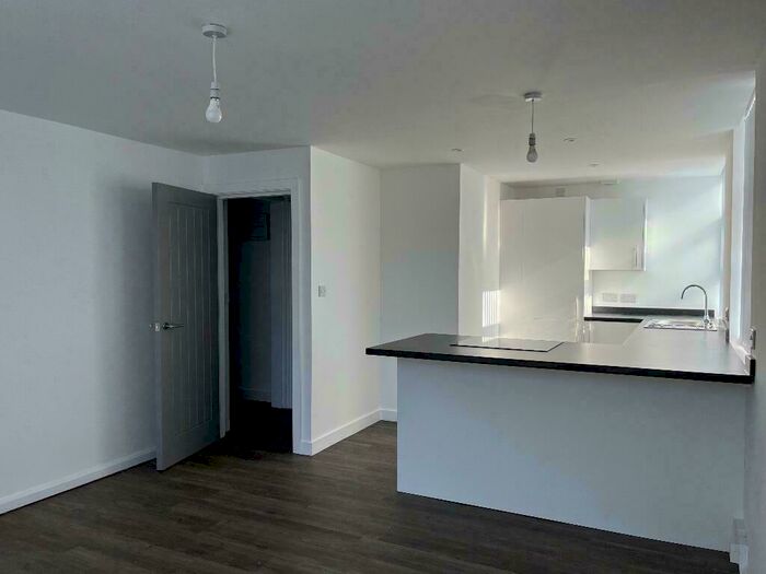 3 Bedroom Flat To Rent In Oldham Road, Manchester, Greater Manchester, M40