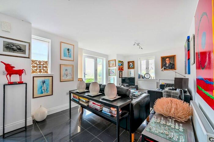 2 Bedroom Flat To Rent In Maybury, Maybury, Woking, GU22