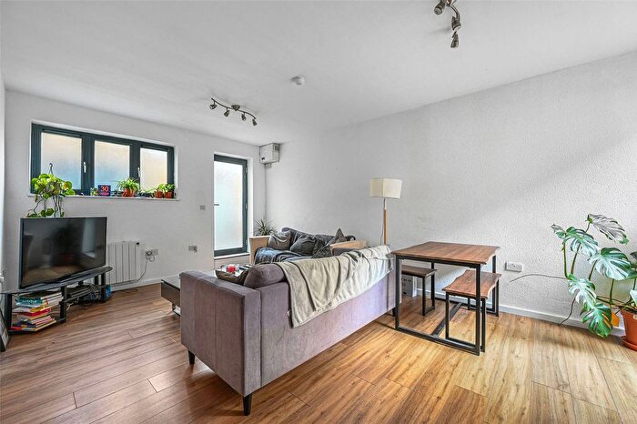 2 Bedroom Flat To Rent In Barnet Grove, Bethnal Green, London, E2