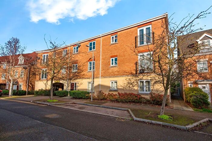 2 Bedroom Flat For Sale In Windermere Avenue, Purfleet-On-Thames, RM19