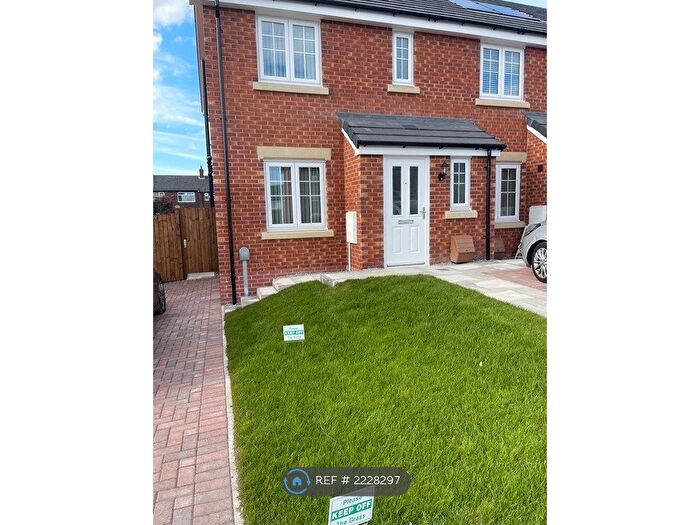 3 Bedroom End Of Terrace House To Rent In Farmstead Drive, Westhoughton, Bolton, BL5