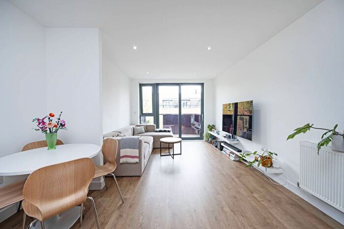 2 Bedroom Flat To Rent In Bovet Court, Harford Street, Stepney, London, E1