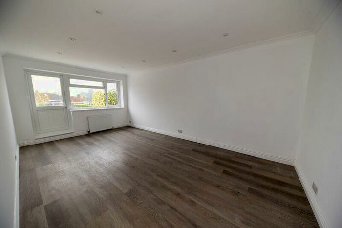 2 Bedroom Flat To Rent In Highfield Parade, Waterlooville, PO7