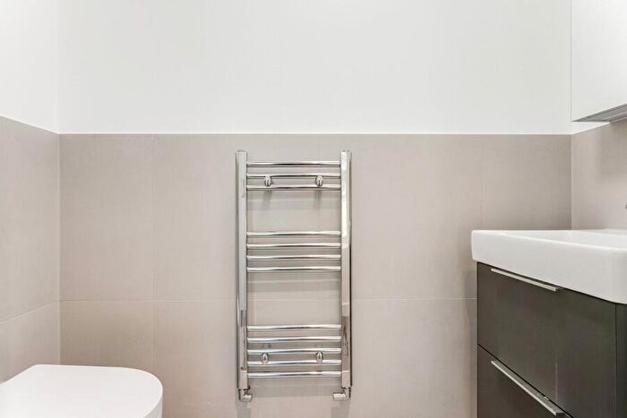 1 Bedroom Flat To Rent In Parkview House, Green Lanes, N8