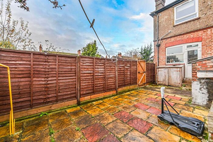 3 Bedroom Maisonette For Sale In Beeches Road, Tooting Bec, London, SW17