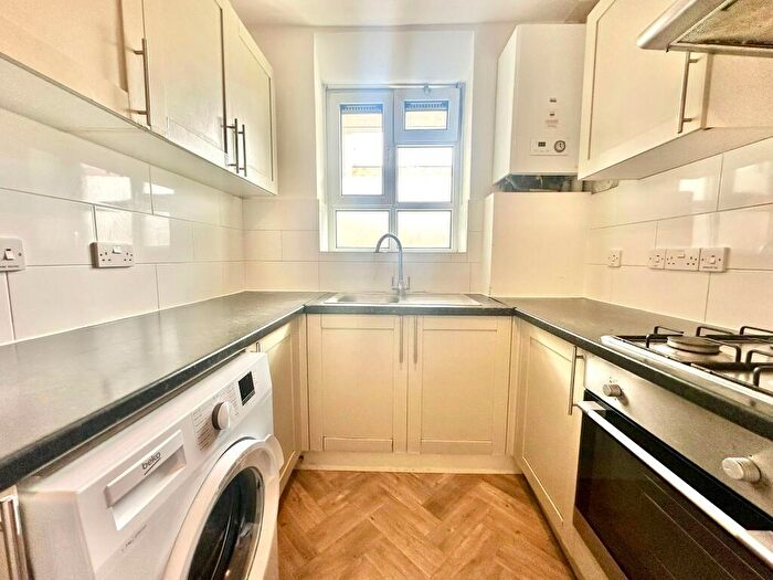 2 Bedroom Flat To Rent In Chagford House, Bow, E3