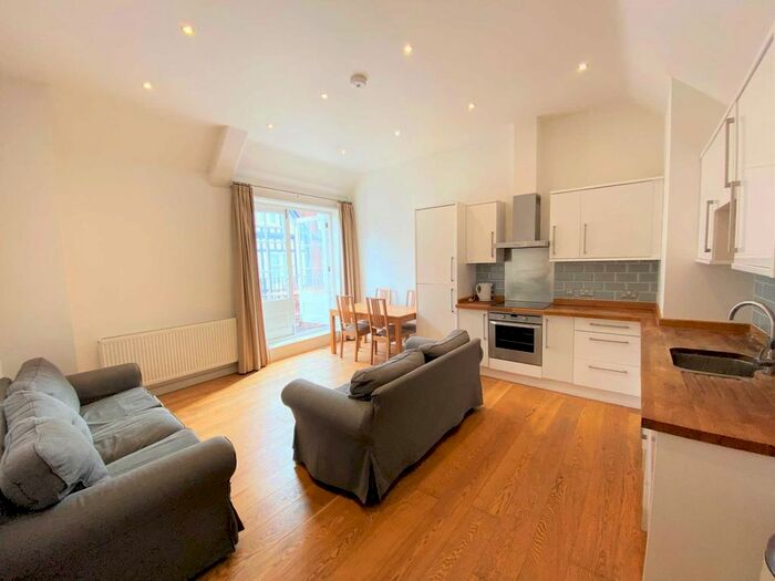 2 Bedroom Flat To Rent In High Street, Canterbury, CT1