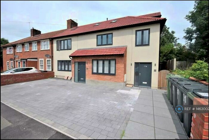 2 Bedroom Flat To Rent In Framlingham Crescent, London, SE9