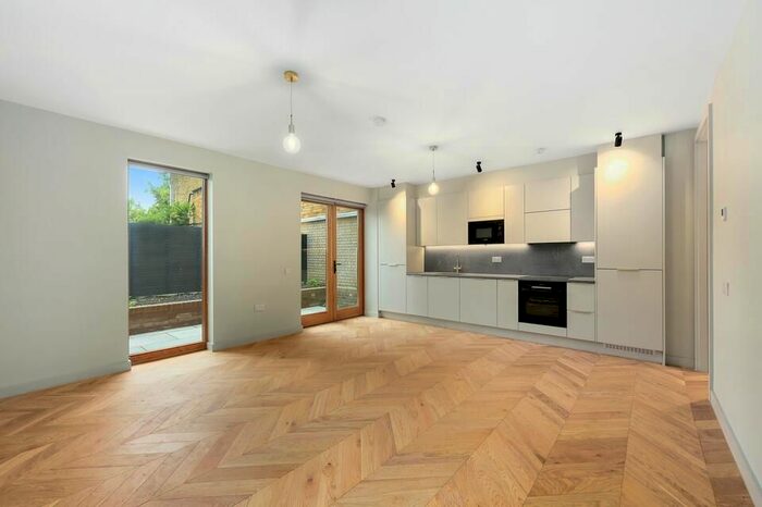 2 Bedroom Flat To Rent In Spire Mews, London, N4