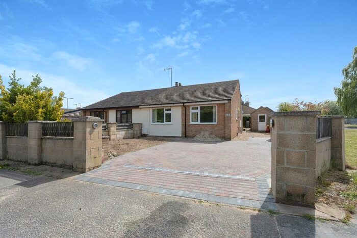 3 Bedroom Semi-Detached Bungalow For Sale In Field Road, Brandon, IP27