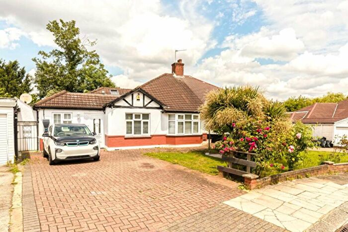 3 Bedroom Semi-Detached House For Sale In Tudor Close, London, NW9