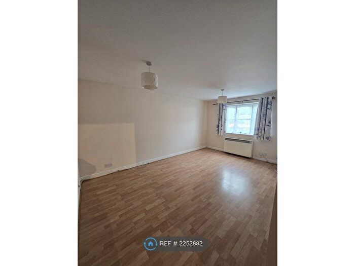 2 Bedroom Flat To Rent In Coalmans Way, Burnham, Slough, SL1