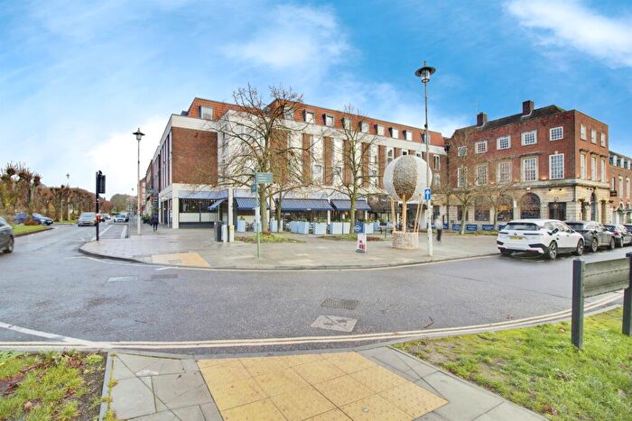 2 Bedroom Flat For Sale In Parkway, Welwyn Garden City, AL8