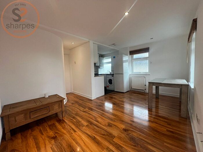 2 Bedroom Flat To Rent In Cannon Hill Lane, London, SW20