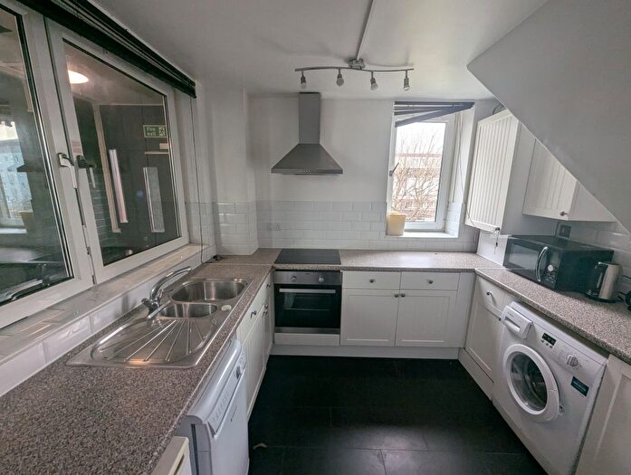 3 Bedroom Flat To Rent In Rolls Road, London, SE1