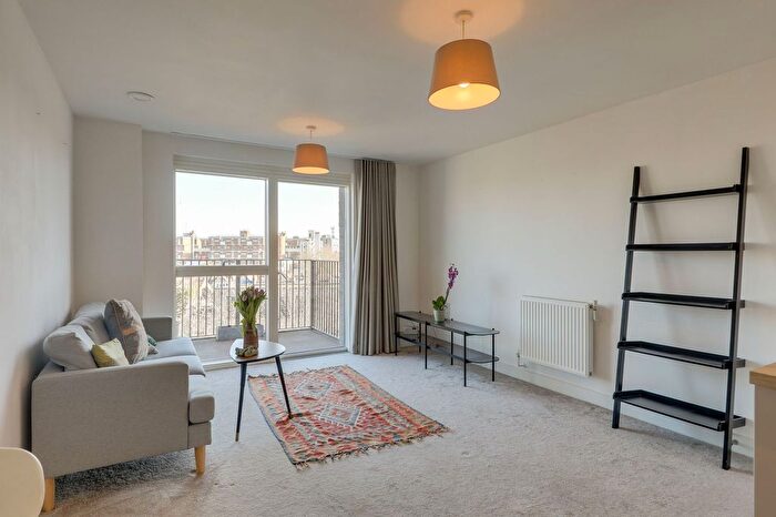 2 Bedroom Flat For Sale In Adenmore Road, Catford, SE6