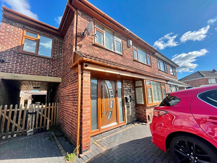 4 Bedroom Semi-Detached House To Rent In Sunny Bank Walk, Mirfield, WF14