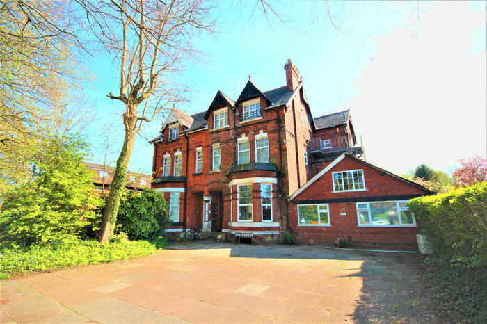 Flat To Rent In Urmston Lane, Manchester, M32