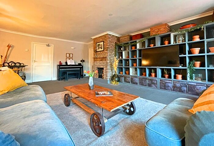 2 Bedroom Apartment For Sale In Monnow Street, Monmouth, NP25