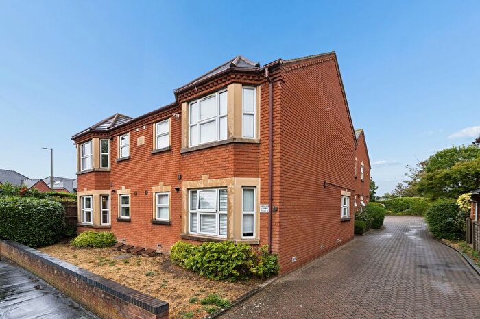 2 Bedroom Flat For Sale In Nuns Close, Hitchin, SG5