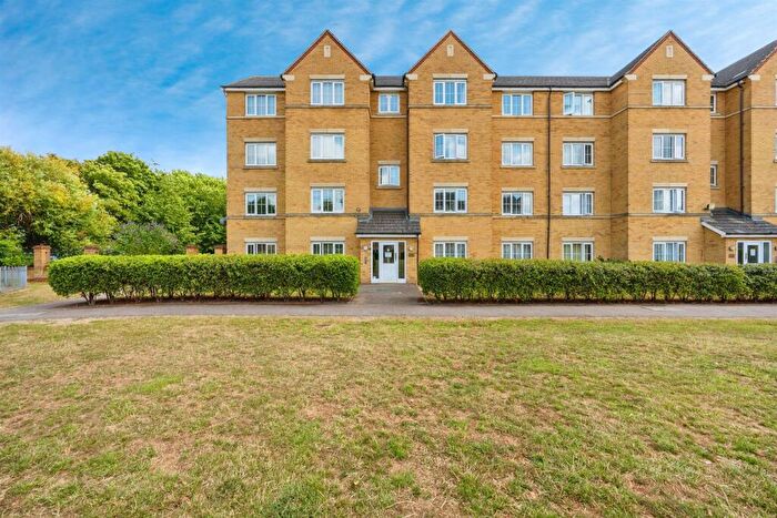 2 Bedroom Apartment For Sale In Henley Road, Bedford, MK40