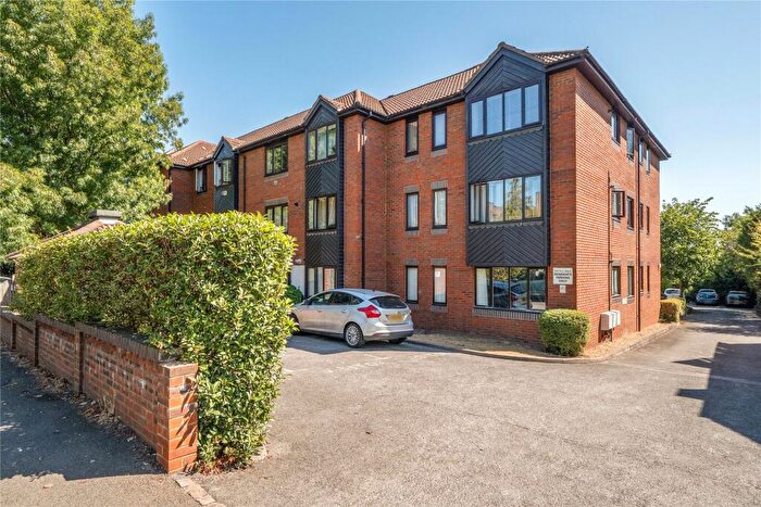 2 Bedroom Flat For Sale In Hook Road, Surbiton, KT6