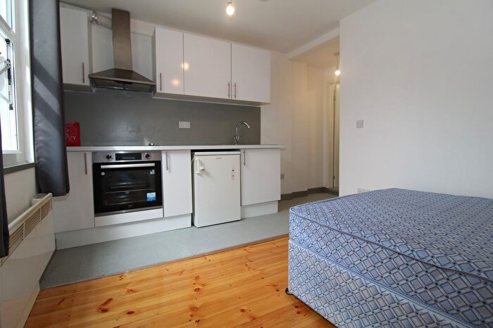 Terraced House To Rent In High Street, Chatham, ME4