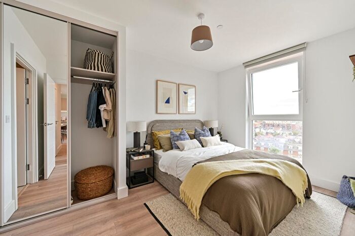 2 Bedroom Flat To Rent In Refinery Square, Slough, London, SL1