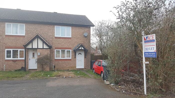 2 Bedroom Town House To Rent In Honeysuckle Road, Hamilton, Leicester, LE5