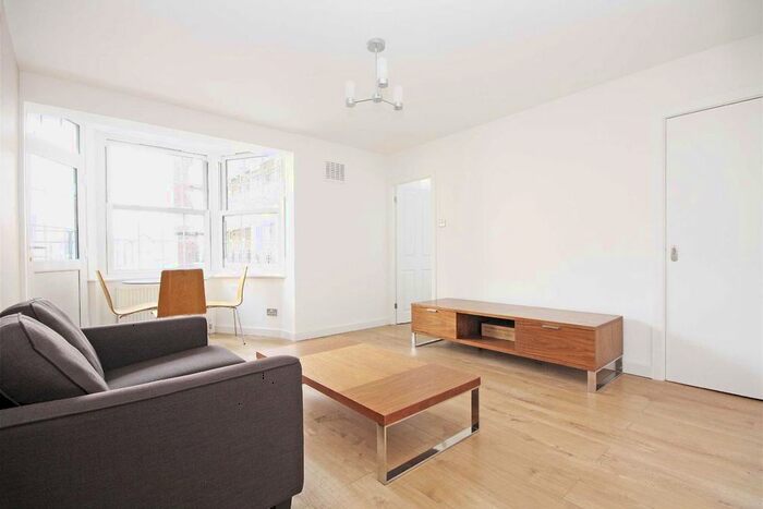 3 Bedroom Flat To Rent In Emlyn Gardens, London, W12