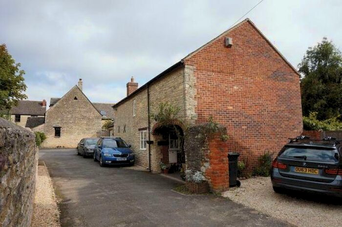 3 Bedroom Detached House To Rent In Acre End Street, OX29