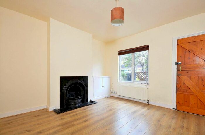 2 Bedroom Cottage To Rent In York Road, Kingston, Kingston Upon Thames, KT2